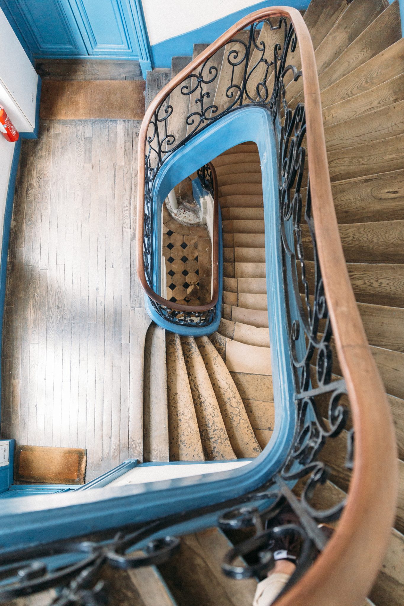 escalier en bois dans un immeuble