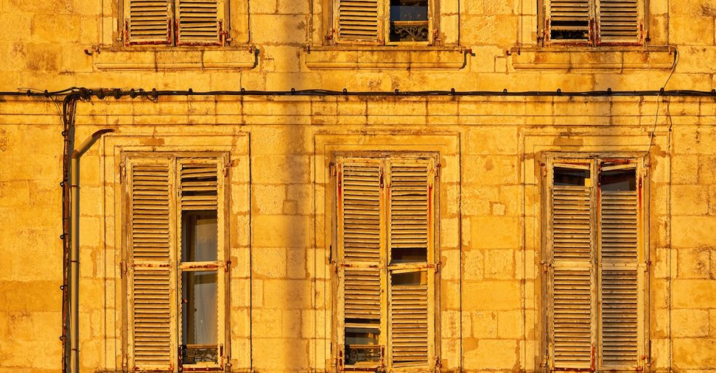 immeuble de La Rochelle aux volets abimés