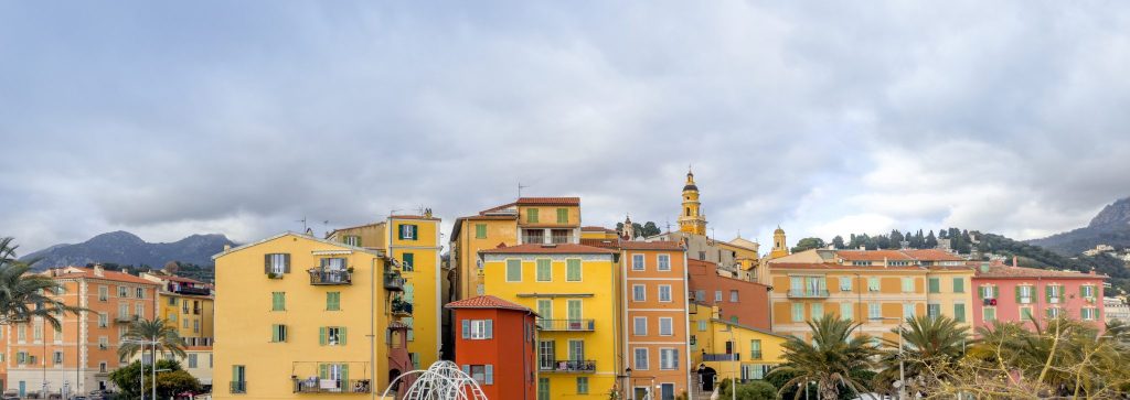 vue panoramique d'immeuble à menton